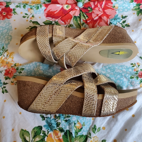 Volatile Women’s Slip On Gold Wedge Sandals Size 8 - Picture 4 of 5